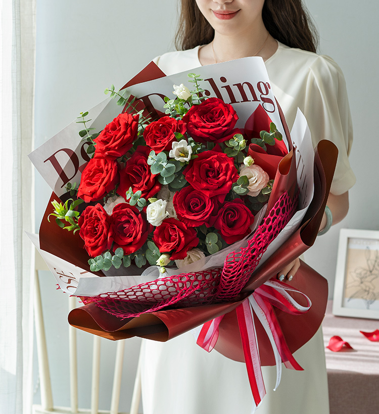 辽阳女朋友生日，送玫瑰花束合适还是百合花更好？